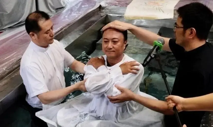 Apesar das restrições, igrejas na China estão evangelizando e batizando