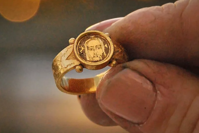 Arqueólogos encontram anel antigo com o rosto de Jesus Cristo, na Suécia